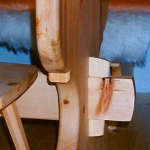 Detail Tischverbindung Zirbenholztisch <br><a href='../html/img/pool/mobiliar_Zirbe_wohnen_Tisch1 Kopie.jpg' target='_blank'>Vollbild anzeigen</a>